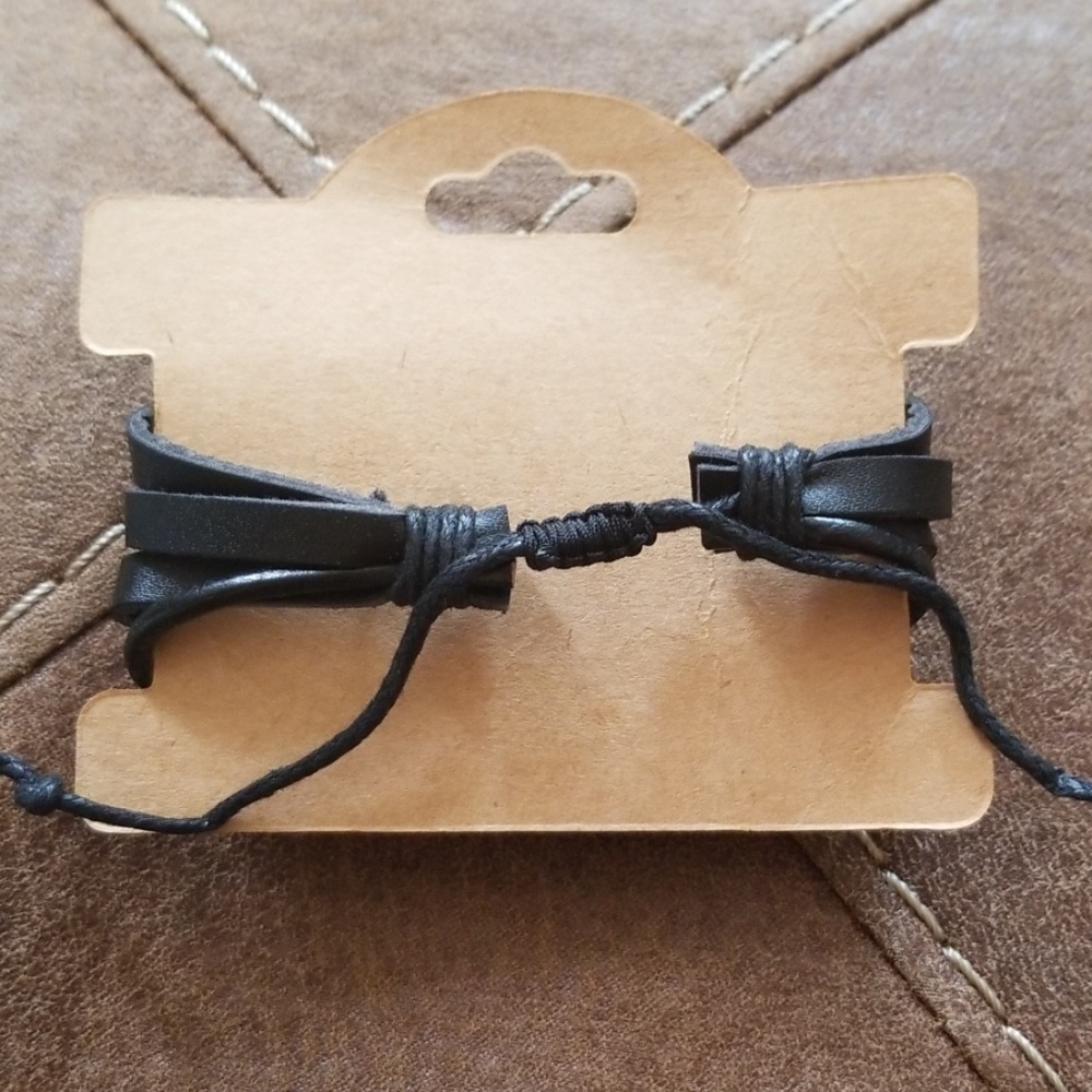 🎉HP🎉🆕️UNISEX Black leather feather bracelet - Picture 3 of 4